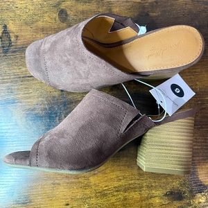 Universal thread Women’s Brown Norelle Mircosuede Stacked Heel Mules